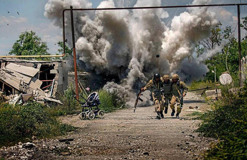 图为两名乌政府军海军陆战队员冒着炮火营救受伤战友，场面酷似战争电影。