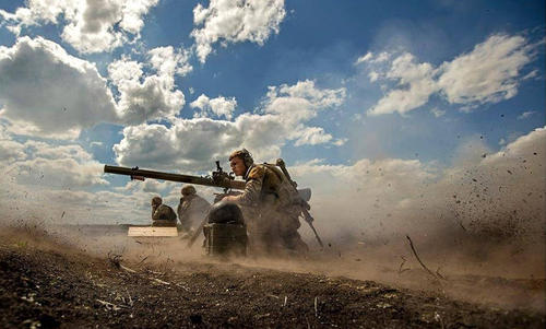 乌军发射无后坐力炮。