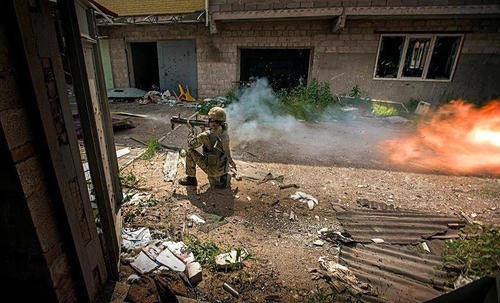 乌军士兵发射火箭筒。