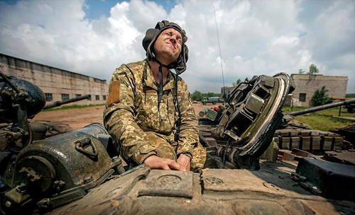 乌政府军坦克兵。