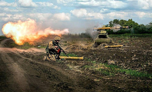 发射反坦克导弹。