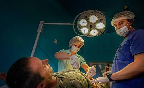 受伤军人正在接受手术。