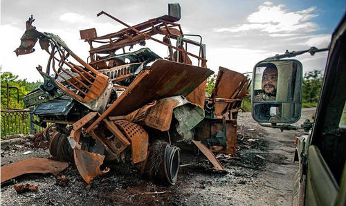 路边被炸成废铁的军车。