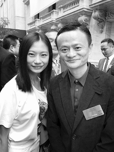 　　2014年9月19日，劳丽诗以“奥运冠军”卖家的身份现身纳斯达克，成为阿里巴巴登陆纽交所的敲钟人。图为当天，她与马云的合影