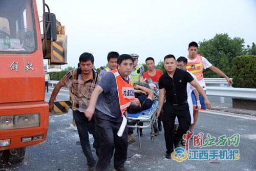 杭瑞高速江西境内追尾事故进展:乘客名单公布