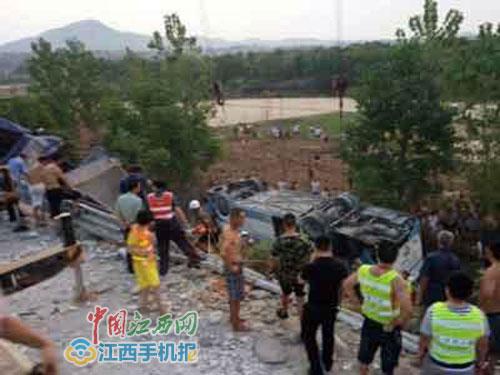 杭瑞高速江西境内追尾事故进展:乘客名单公布