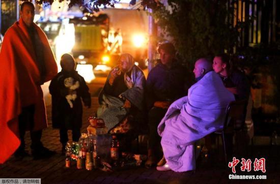 8月25日，据外媒报道，意大利民防局消息称，意大利6级以上破坏性地震造成的遇难者人数已上升至159人。尚有大量群众被埋在瓦砾底下，因此死亡数字很可能继续上升。图为阿马特里切市的受灾民众街头过夜。