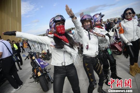 图为女车手赛前随着音乐热身?！×跷幕?摄