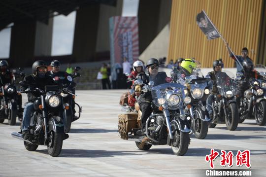 图为动力机车队伍整装待发。　刘文华 摄