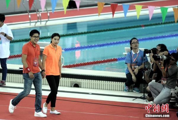 跳水王后郭晶晶与丈夫霍启刚挽手出席活动。 中新社记者 谭达明（香港分社） 摄