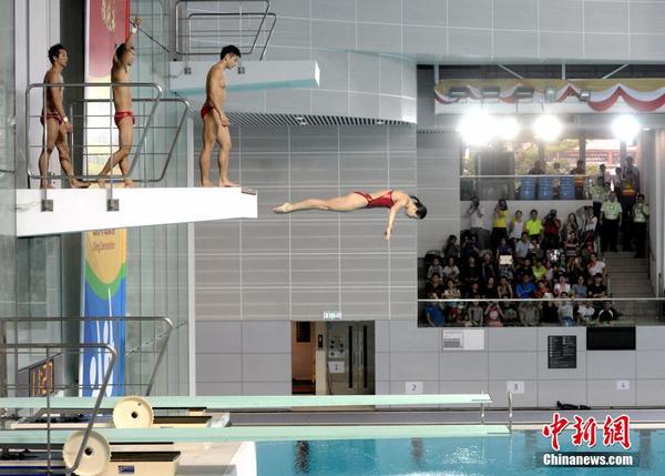 8月28日上午，内地精英运动员在香港表演花式跳水。当天，里约奥运内地精英运动员代表团继续访港行程，与市民交流，部分运动员到维多利亚公园（维园）游泳池示范跳水。 中新社记者 谭达明（香港分社） 摄