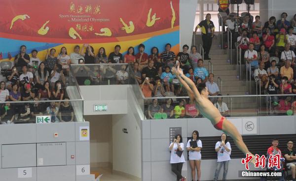 运动员曹缘示范跳水。 中新社记者 谭达明（香港分社） 摄