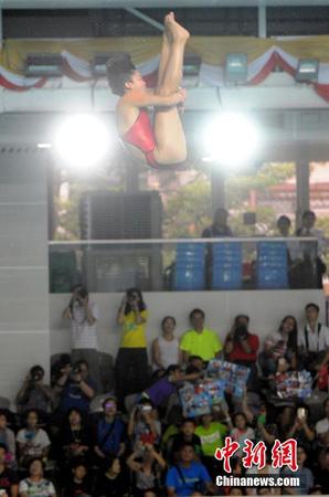 部分运动员到维园游泳池示范跳水。 中新社记者 谭达明（香港分社） 摄