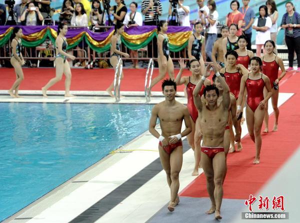 运动员向观众挥手致意。 中新社记者 谭达明（香港分社） 摄