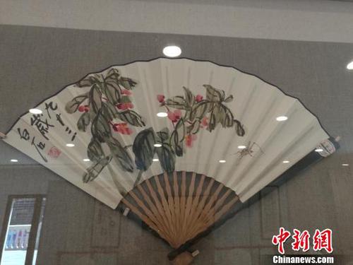 《生活艺术理想家》名家真迹展连日来在江西南昌举办，其中包括近现代中国著名绘画大师齐白石、山水画大师黄宾虹、海派书画画匠程十发、“东方梵高”崔子范、当代书法家“草圣”林散之等人的代表作品。图为齐白石的作品《《花卉草虫》?！∷章烦?摄
