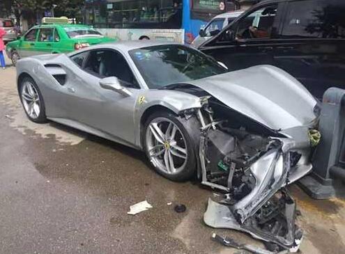 避小狗两豪车相撞 避小狗两豪车相撞