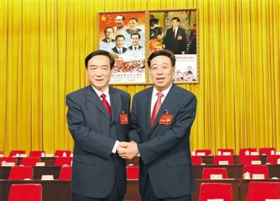 8月28日下午，自治区召开全区领导干部会议，宣布中央决定：吴英杰同志任西藏自治区党委书记，陈全国同志不再担任西藏自治区党委书记、常委、委员职务。这是吴英杰和陈全国亲切握手。本报记者 姚海全 洛桑 摄