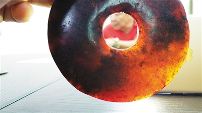 陈作发收藏的红山文化玉璧。