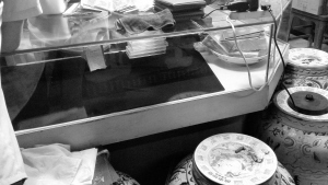 ■摆放钱币的柜台被盗一空。