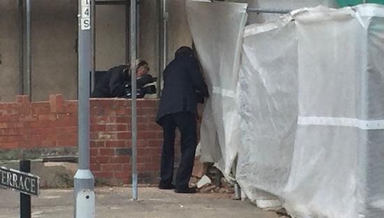 来自推特上的目击者图片，施工现场搭有防水油布和脚手架，可见部分砖块瓦砾