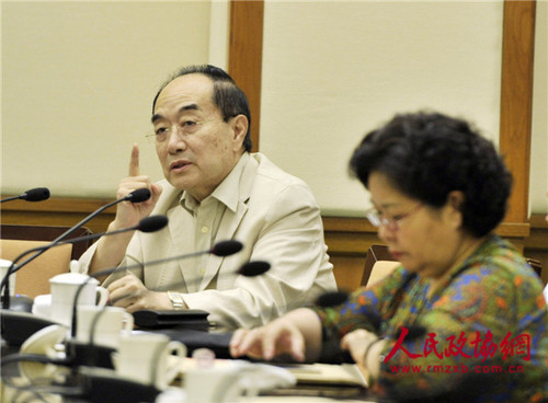 叶少兰常委在“建设德艺双馨的文艺队伍”专题分组讨论会上发言