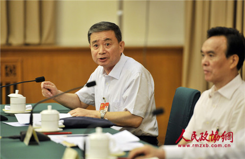 徐一天常委在“让中国精神成为社会主义文艺的灵魂”专题分组讨论会上发言。