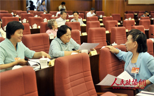 甘露、邓楠和潘贵玉（从左至右）三位常委在一起交流