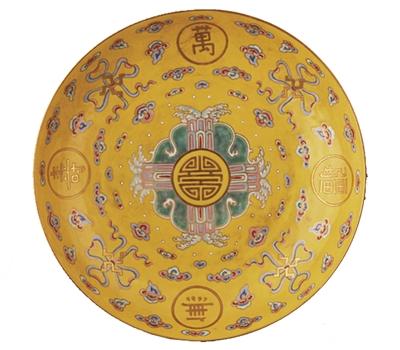 黄地粉彩描金万寿无疆盘。