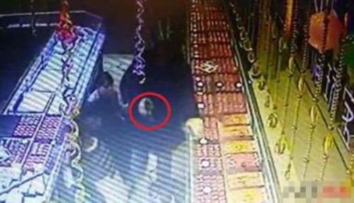 男子抢32万金条2