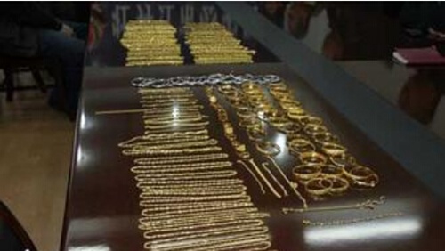 男子抢32万金条