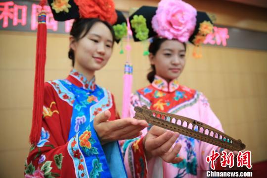 首届北京颐和园特色旅游文创产品展评，30日在京揭晓。经过专家团评审，十七孔桥御尺获得第一名。图为木质的十七孔桥御尺?！≡尽∩? style=