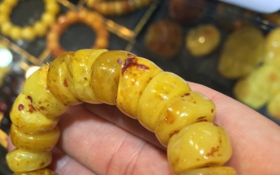 在某个展会上，小潘看到一堆塑料仿的蜜蜡，摊主对围观的顾客神秘地说：“其实，这些蜜蜡是产自中国的……是在一个老宅子里挖出来的?；故乔宄腔岫砉说笔贝吹?，后来不知道为什么埋地下没带走，碰巧翻修老房子，挖出来了……”满满的套路啊……买东西的时候千万别相信故事！