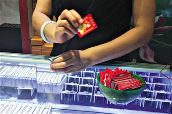 这个骗局比较常见，商场抽奖抽到一折购买翡翠饰品的卡片，千万不要下手买，花几千买的可能也就值几百块钱！