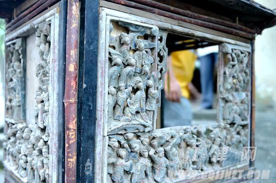 3面花板均有数十个栩栩如生的人像铲底浮雕。李皓 摄