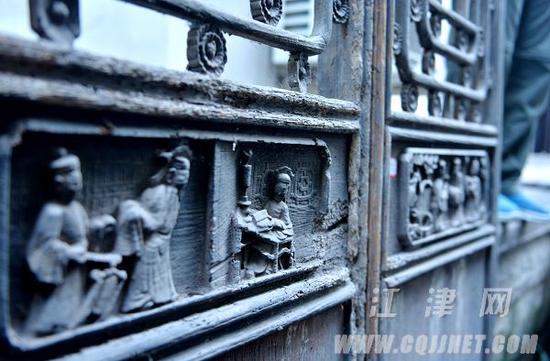 旧木门的中间雕刻着栩栩如生的人像，警人深省。李皓 摄