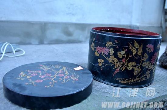 这个盒子是装什么的？刘栋林告诉记者，老人们都说是用来装官帽的。李皓 摄