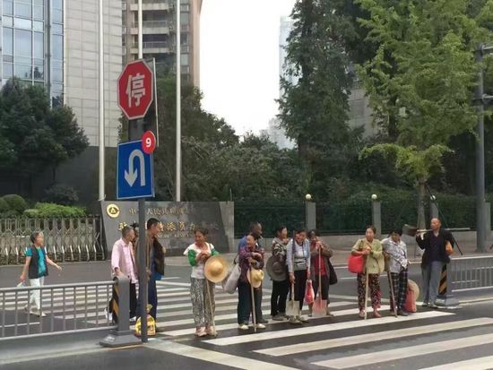 成都交通标志现未读小红点 交警:涉私改交通标志