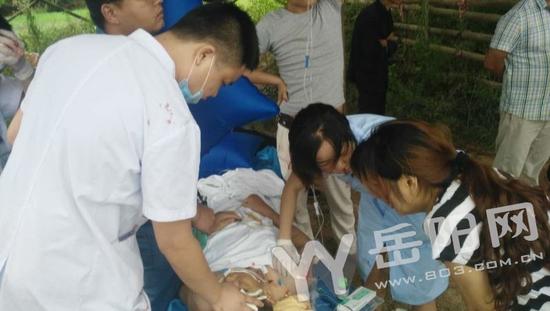 救护车遭车祸 女护士口鼻流血救病人