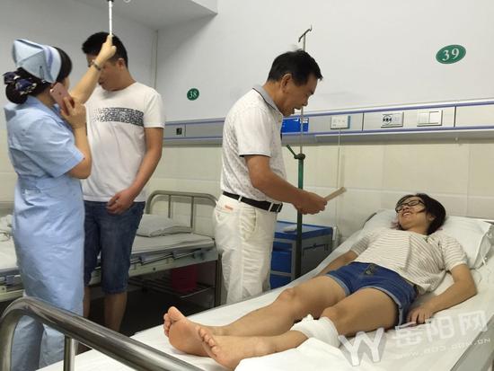 救护车遭车祸 女护士口鼻流血救病人