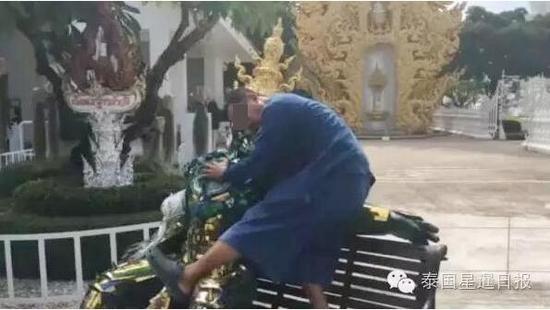 图为游客在白庙的不文明行为。