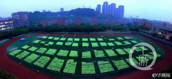 重庆一高校军训穿荧光衣