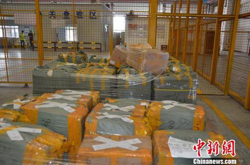 广州机场检验检疫局查获千万货值假冒伪劣眼镜 郭军 摄 广州机场检验检疫局查获千万货值假冒伪劣眼镜 郭军 摄