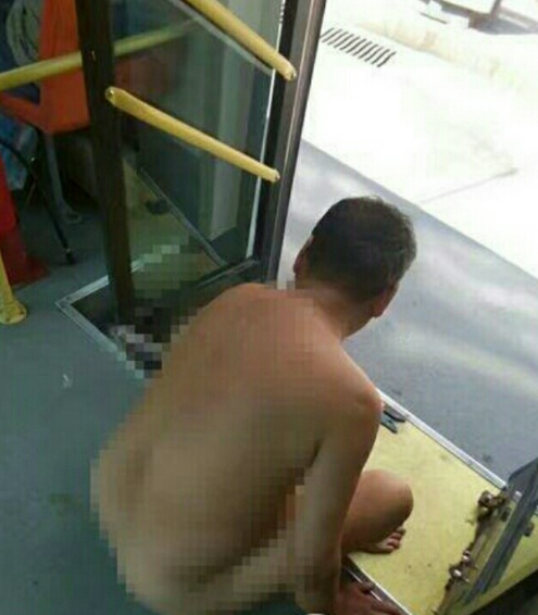 济南一男子大闹公交车 全裸车内骚扰女乘客
