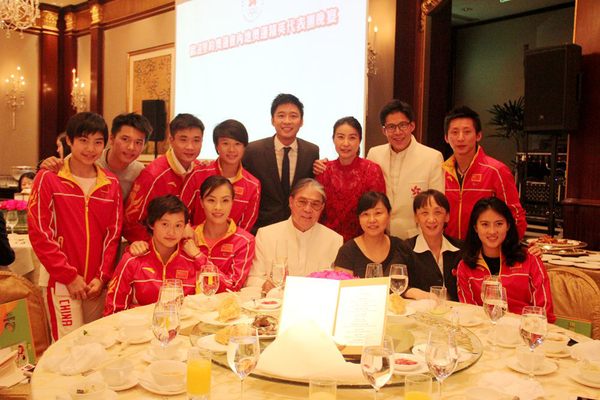 霍震霆委员（前左三）与内地奥运精英代表团在一起。