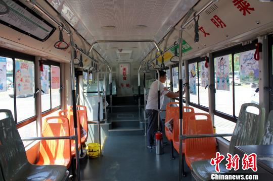 公交车厢内张贴的各类防骗漫画，惟妙惟肖通俗易懂?！≈苄≡?摄