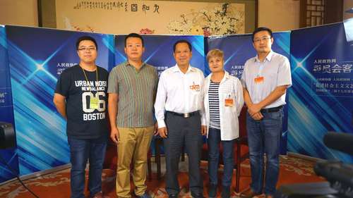 全国政协副主席刘晓峰(中)亲切看望并慰问报道组工作人员并合影留念 全国政协副主席刘晓峰(中)亲切看望并慰问报道组工作人员并合影留念