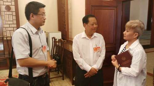 全国政协副主席刘晓峰(中)了解报道情况 全国政协副主席刘晓峰(中)了解报道情况