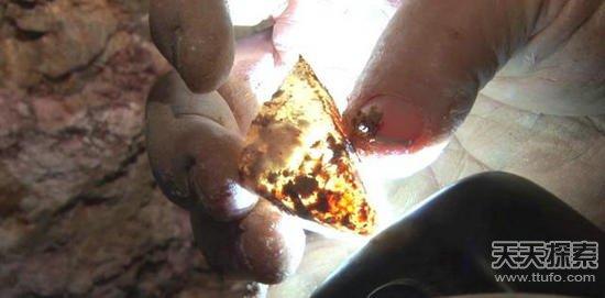 男子野外挖到奇石:切割后的发现让人震撼