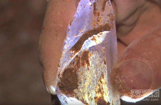 男子野外挖到奇石:切割后的发现让人震撼