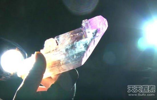 男子野外挖到奇石:切割后的发现让人震撼